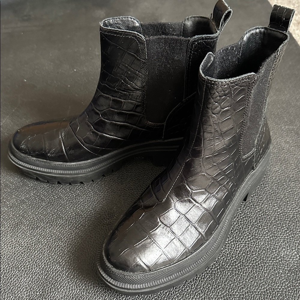 Lucky Brand EUC black faux croc leather boots. Size 8 with 1-1/2” heel from back